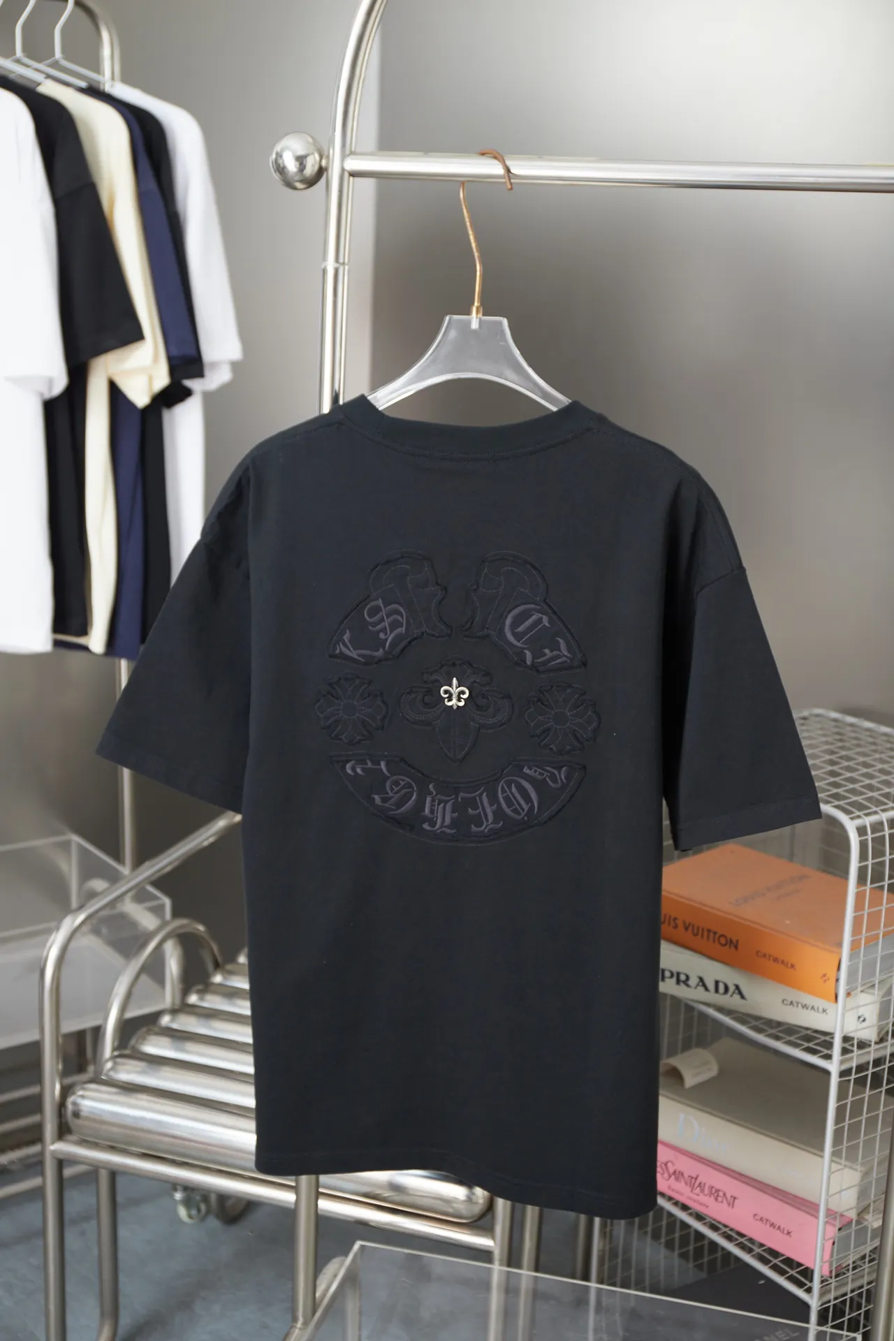 🅿️200 Ch*ome Hearte 25SS early spring new style, appliqué embroidered heart cross short sleeves, light luxury, essential item for daily commuting for men and women, correct version, welcome to compare, detailed features · 320g 100% pure cotton double yarn jersey fabric · Custom dyed in the same vat, special thickened 32 pieces double-strand 1X1 thread · Imported Tajima machine embroidery tatami embroidery ➕This cloth patch embroidery · Hand-stitched Croxin hardware · Double-needle cross-stitching process · Original main mark, washed tag, branded moisture-proof paper packaging Color: black/white/pink Size: S/M/L/XL